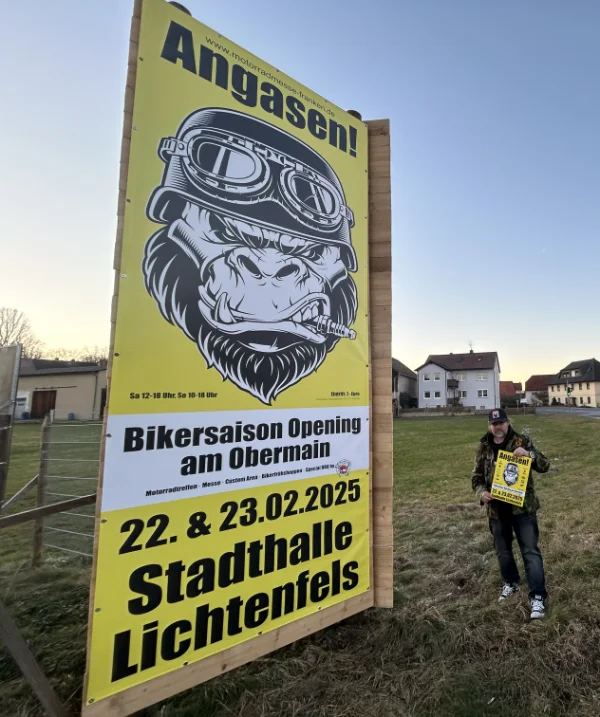 Heiko Bayerlieb vor dem Angasen Banner im Januar 2025 in Trieb bei Lichtenfels